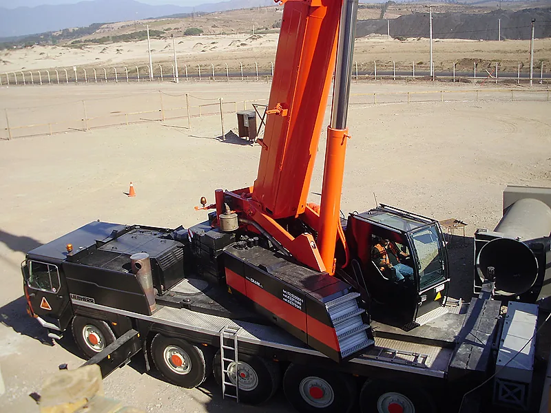 Vista en contrapicado de la grúa telescópica de 100 toneladas de Crane Service