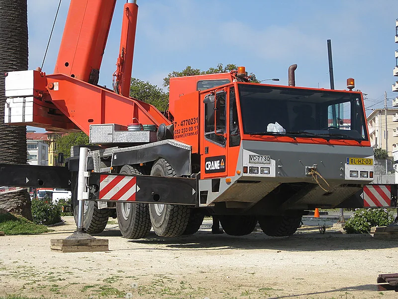 Cabina y chasis de la grúa telescópica de 55 toneladas de Crane Service en una faena de montaje