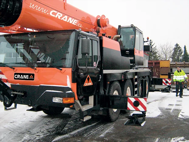 Grúa telescópica de 80 toneladas de Crane Service con la pluma recogida, vista lateral completa del equipo