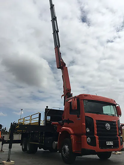 Camión pluma de 7,85 toneladas de Crane Service con la pluma extendida en vertical contra el cielo